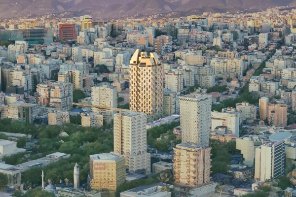 Shtepi ne shitje Apartament ne Tirane, 1+1, Mobilimi Bosh, pa mobiluar, Pagesa 220,000  Euro.