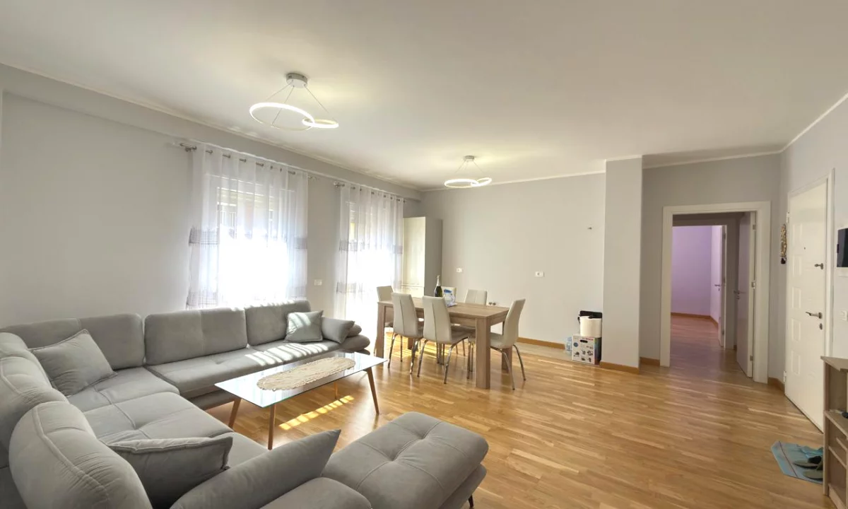 Shtepi ne shitje Apartament ne Tirane, 3+1, Mobilimi Pjeserisht e mobiluar, Pagesa 318,500  Euro.