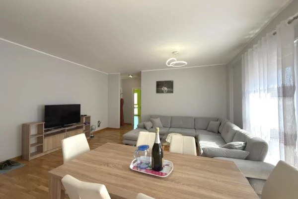 Shtepi ne shitje Apartament ne Tirane, 3+1, Mobilimi Pjeserisht e mobiluar, Pagesa 318,500  Euro.
