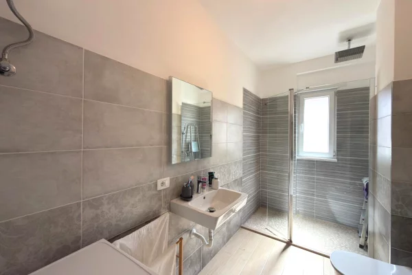Shtepi ne shitje Apartament ne Tirane, 3+1, Mobilimi Pjeserisht e mobiluar, Pagesa 318,500  Euro.