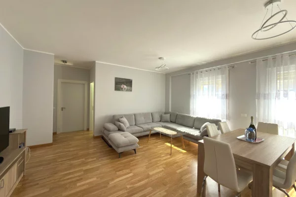 Shtepi ne shitje Apartament ne Tirane, 3+1, Mobilimi Pjeserisht e mobiluar, Pagesa 318,500  Euro.