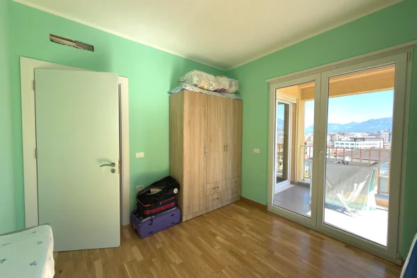Shtepi ne shitje Apartament ne Tirane, 3+1, Mobilimi Pjeserisht e mobiluar, Pagesa 318,500  Euro.