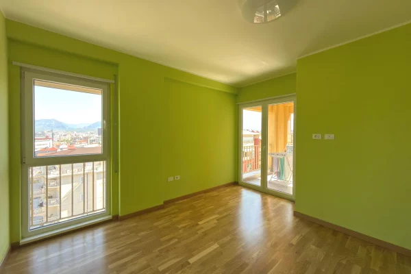 Shtepi ne shitje Apartament ne Tirane, 3+1, Mobilimi Pjeserisht e mobiluar, Pagesa 318,500  Euro.