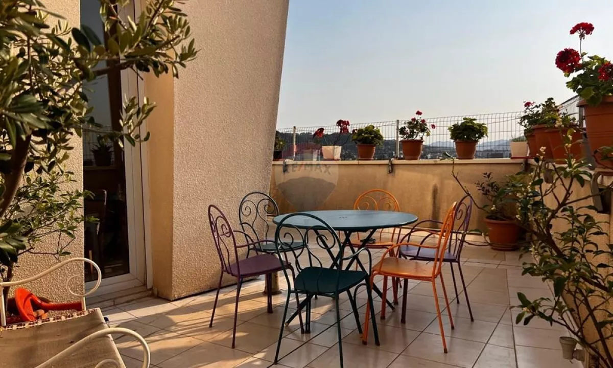 Shtepi ne shitje Apartament ne Tirane, 2+1, Mobilimi E mobiluar, Pagesa 238,000  Euro.