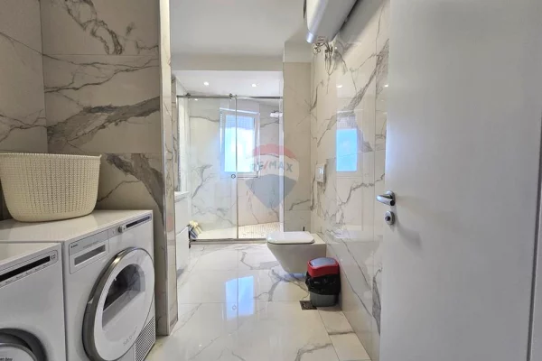 Shtepi ne shitje Apartament ne Tirane, 3+1, Mobilimi E mobiluar, Pagesa 358,000  Euro.