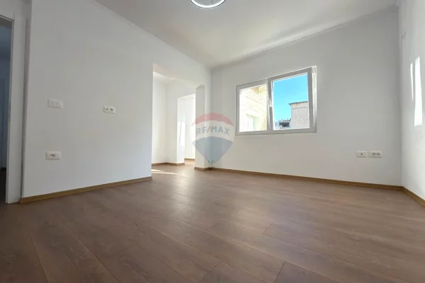 Shtepi ne shitje Apartament ne Tirane, 2+1, Mobilimi Bosh, pa mobiluar, Pagesa 149,000  Euro.