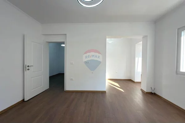 Shtepi ne shitje Apartament ne Tirane, 2+1, Mobilimi Bosh, pa mobiluar, Pagesa 149,000  Euro.
