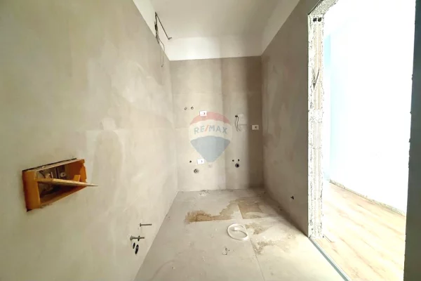 Shtepi ne shitje Apartament ne Tirane, 2+1, Mobilimi Bosh, pa mobiluar, Pagesa 189,900  Euro.