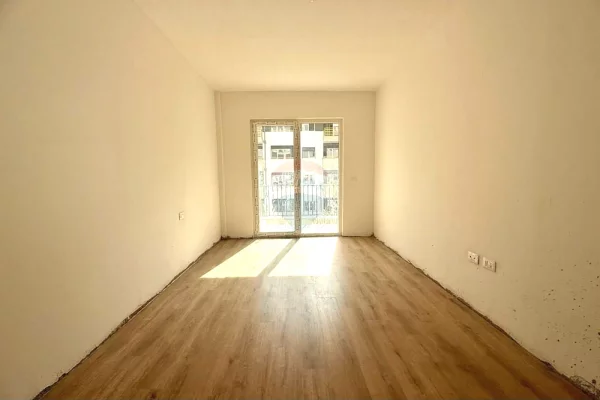 Shtepi ne shitje Apartament ne Tirane, 2+1, Mobilimi Bosh, pa mobiluar, Pagesa 189,900  Euro.
