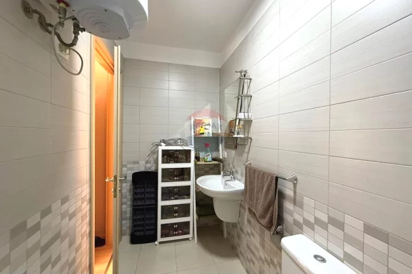 Shtepi ne shitje Apartament ne Tirane, 2+1, Mobilimi E mobiluar, Pagesa 245,000  Euro.