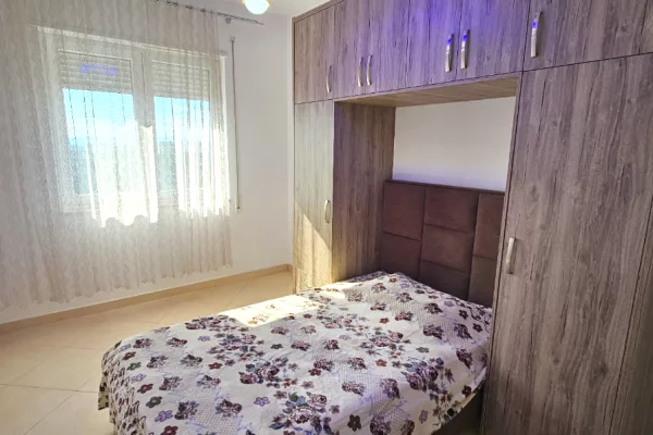 Shtepi me qera Apartament ne Tirane, 3+1, Mobilimi E mobiluar, Pagesa 600  Euro.