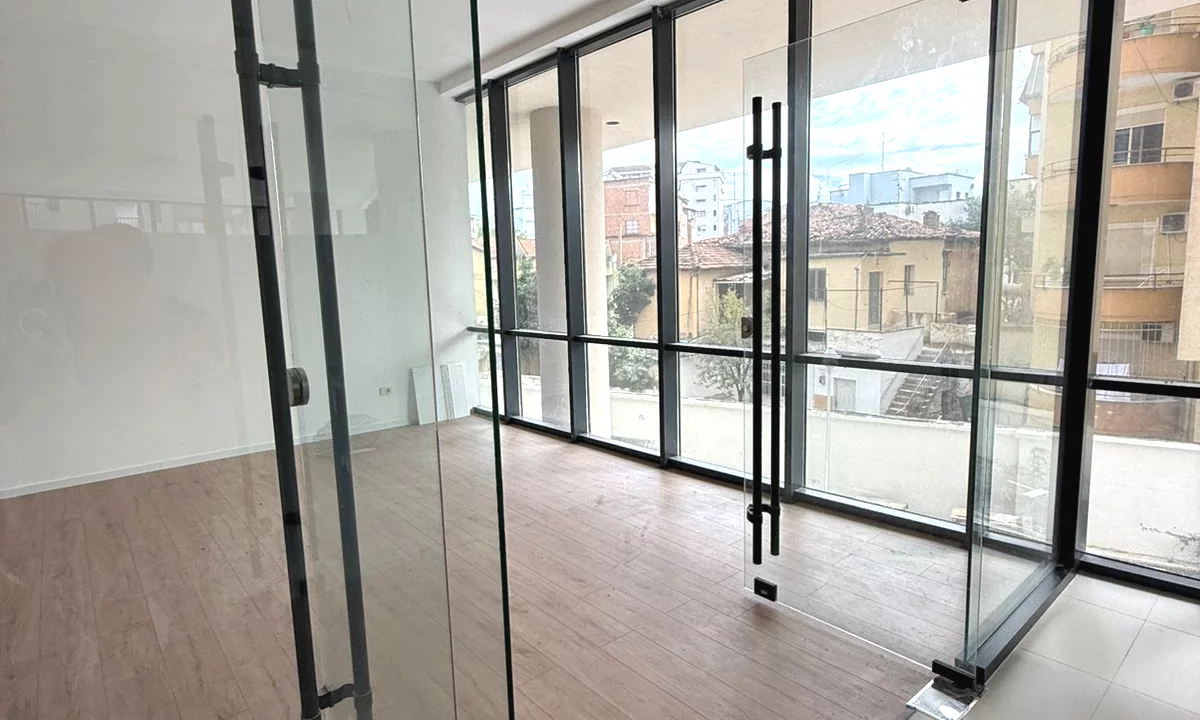 🏢 Jepet me Qira – Ambient Komercial ne Qendren Tregtare Golden Tower, Mine Peza