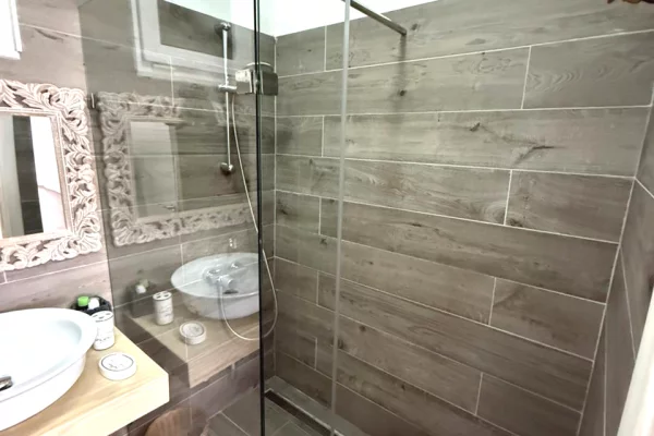 Shtepi ne shitje Apartament ne Tirane, 2+1, Mobilimi E mobiluar, Pagesa 216,300  Euro.