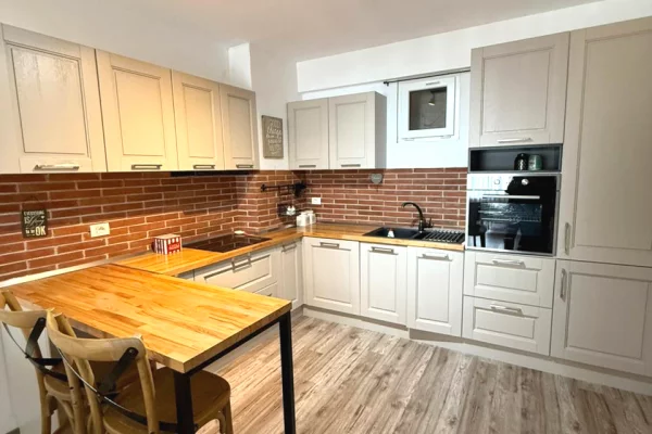 Shtepi ne shitje Apartament ne Tirane, 2+1, Mobilimi E mobiluar, Pagesa 216,300  Euro.