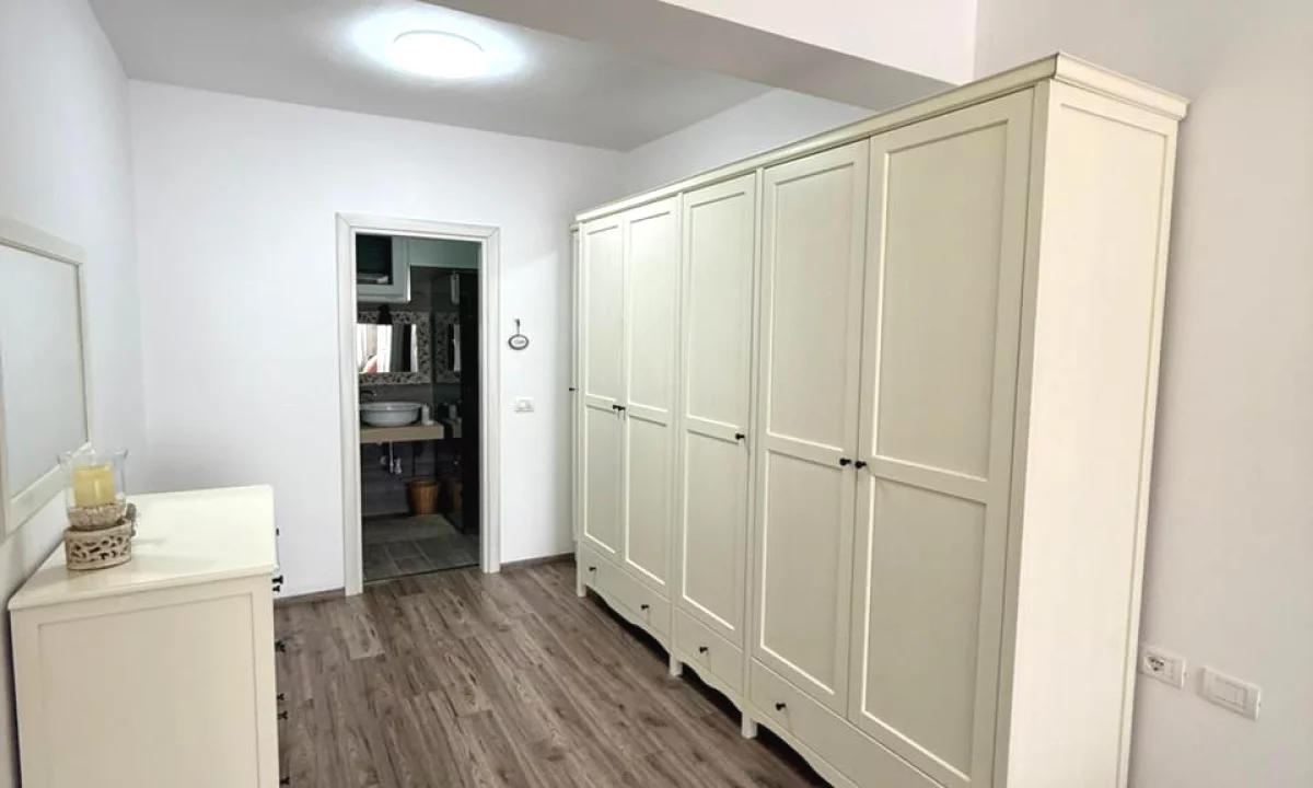 Shtepi ne shitje Apartament ne Tirane, 2+1, Mobilimi E mobiluar, Pagesa 216,300  Euro.