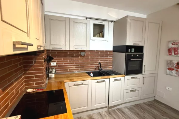 Shtepi ne shitje Apartament ne Tirane, 2+1, Mobilimi E mobiluar, Pagesa 216,300  Euro.