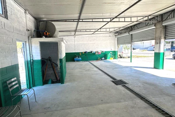 Business Property for Rent 4+1 in Tirana - 1,200 Euro