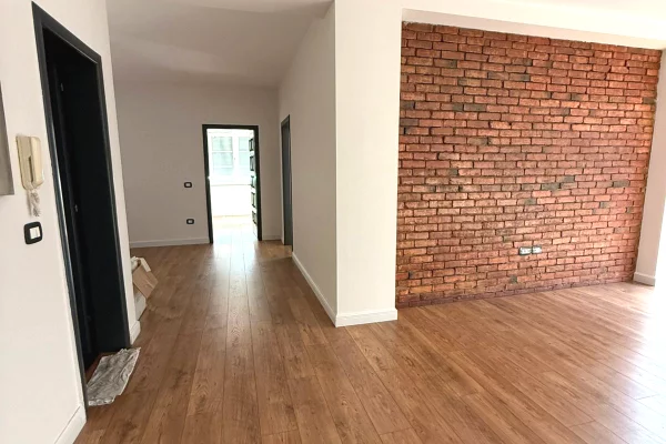 Business Property for Rent 3+1 in Tirana - 1,000 Euro