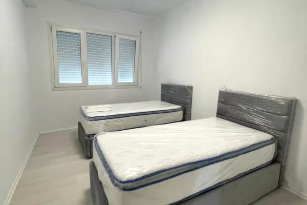 Shtepi me qera Apartament ne Tirane, 2+1, Mobilimi Pjeserisht e mobiluar, Pagesa 700  Euro.
