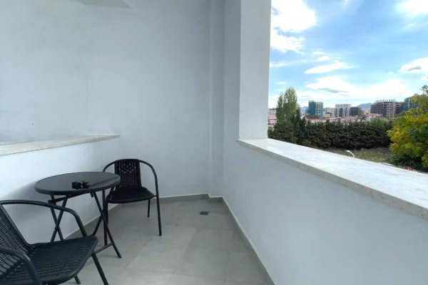 Shtepi me qera Apartament ne Tirane, 2+1, Mobilimi Pjeserisht e mobiluar, Pagesa 700  Euro.
