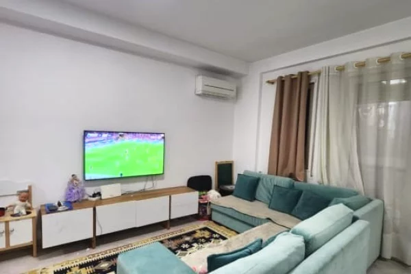 Shtepi ne shitje Apartament ne Tirane, 2+1, Mobilimi E mobiluar, Pagesa 160,000  Euro.