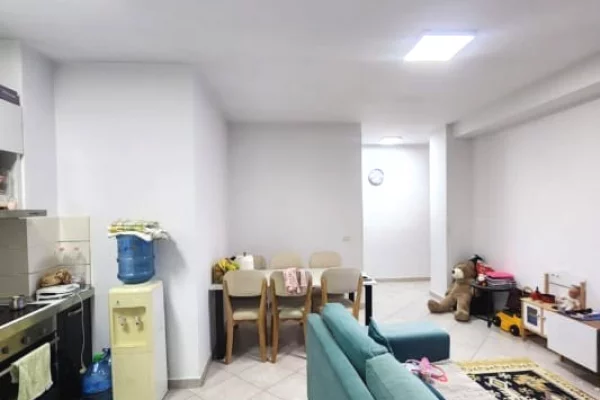 Shtepi ne shitje Apartament ne Tirane, 2+1, Mobilimi E mobiluar, Pagesa 160,000  Euro.