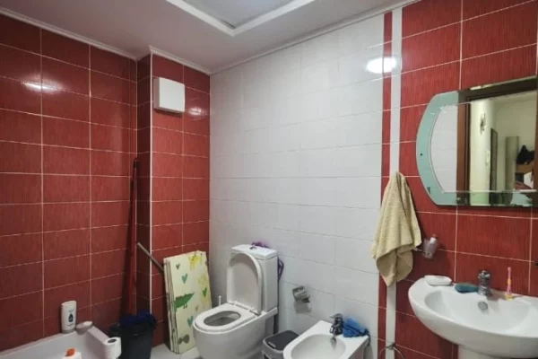 Shtepi ne shitje Apartament ne Tirane, 2+1, Mobilimi E mobiluar, Pagesa 160,000  Euro.