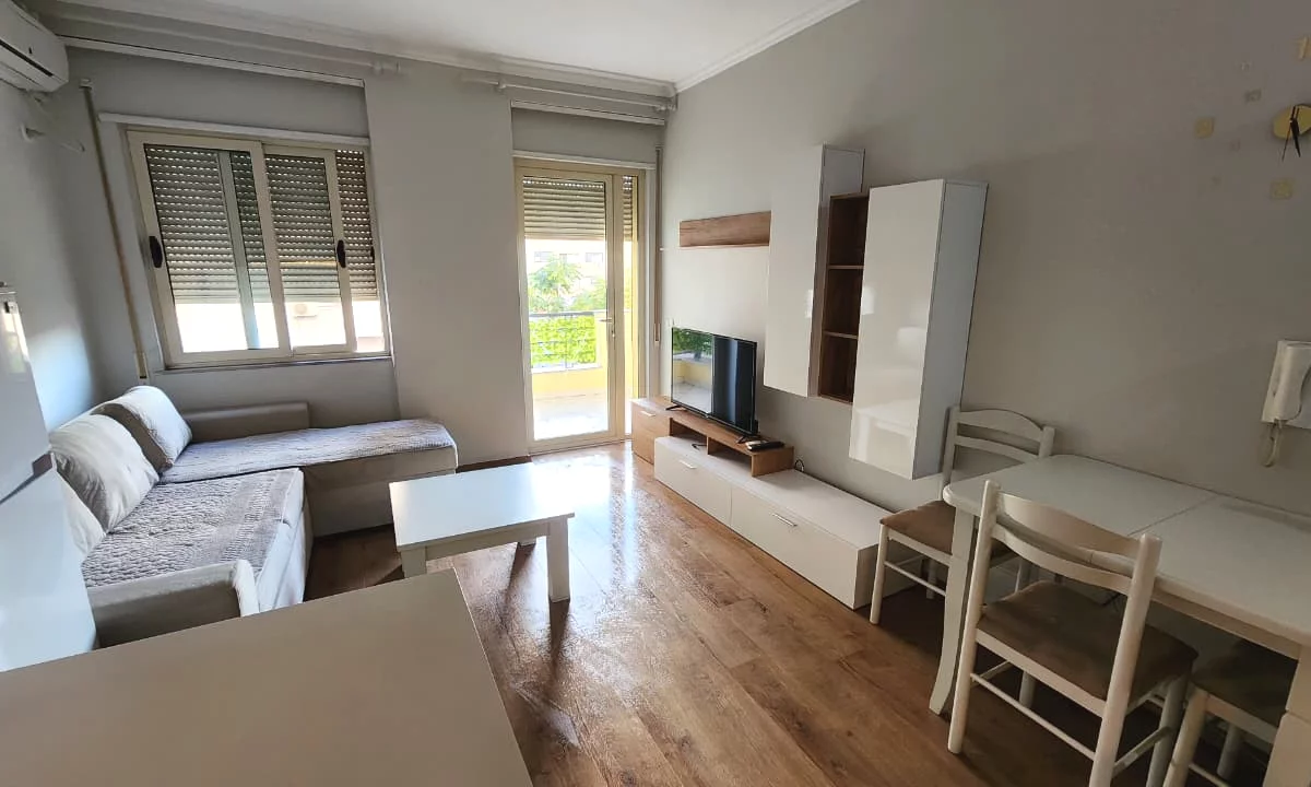 Shtepi me qera Apartament ne Tirane, 1+1, Mobilimi Pjeserisht e mobiluar, Pagesa 450  Euro.