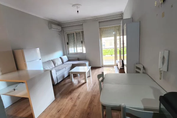 Shtepi me qera Apartament ne Tirane, 1+1, Mobilimi Pjeserisht e mobiluar, Pagesa 450  Euro.