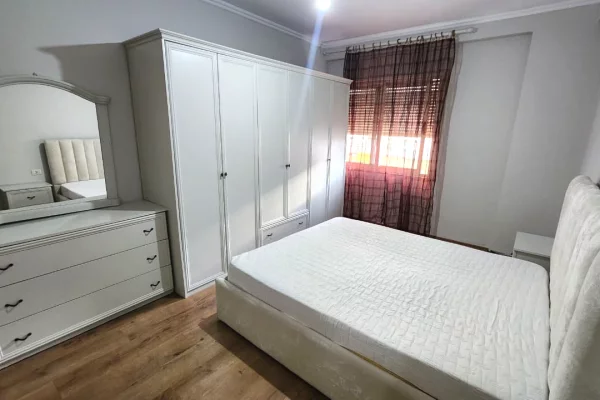Shtepi me qera Apartament ne Tirane, 1+1, Mobilimi Pjeserisht e mobiluar, Pagesa 450  Euro.