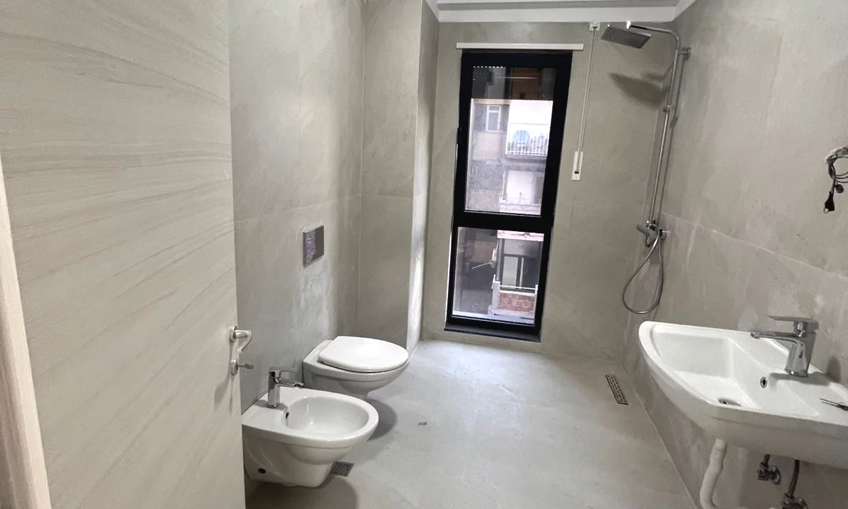 Ambiente per Zyra me qira – Myslym Shyri