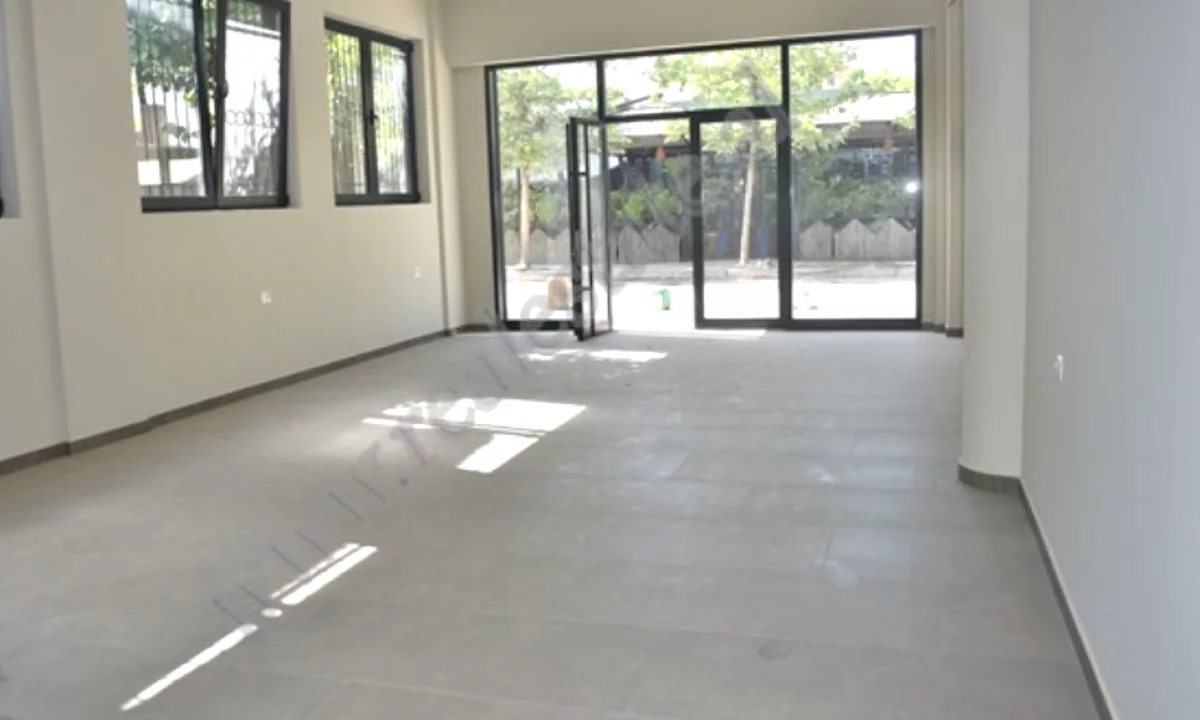 Ambient Komercial me Qira – 70 m2 + Vend Parkimi