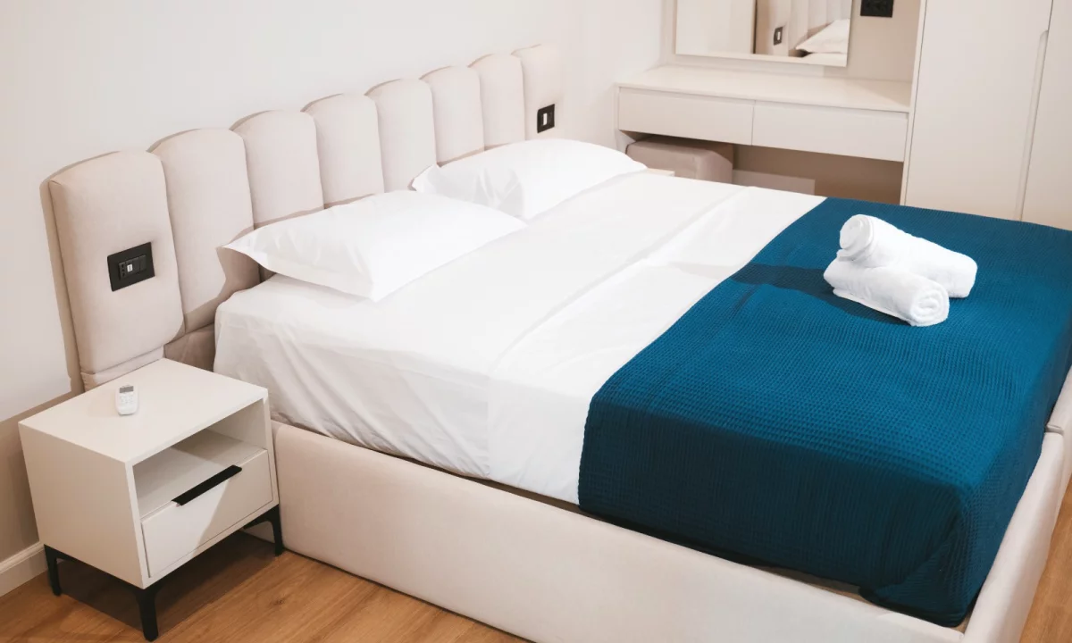 Shtepi me qera Apartament ne Tirane, 1+1, Mobilimi Pjeserisht e mobiluar, Pagesa 110,000  Leke.