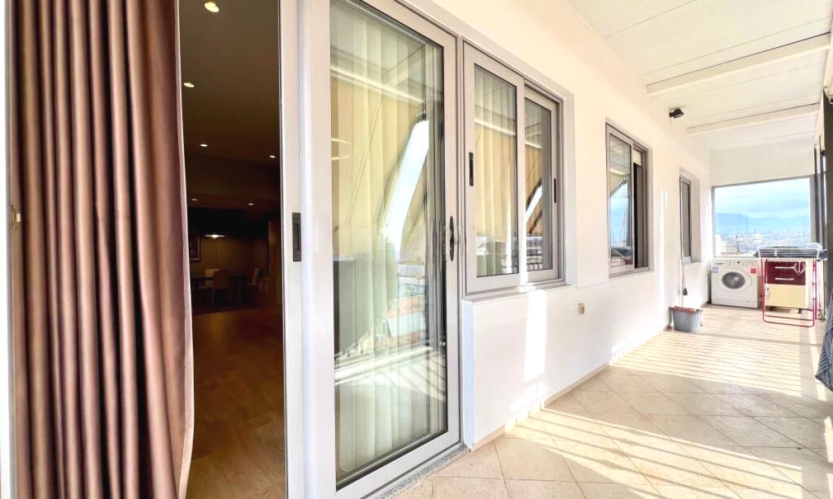 Appartamento in vendita a Tirana 2+1, Arredato