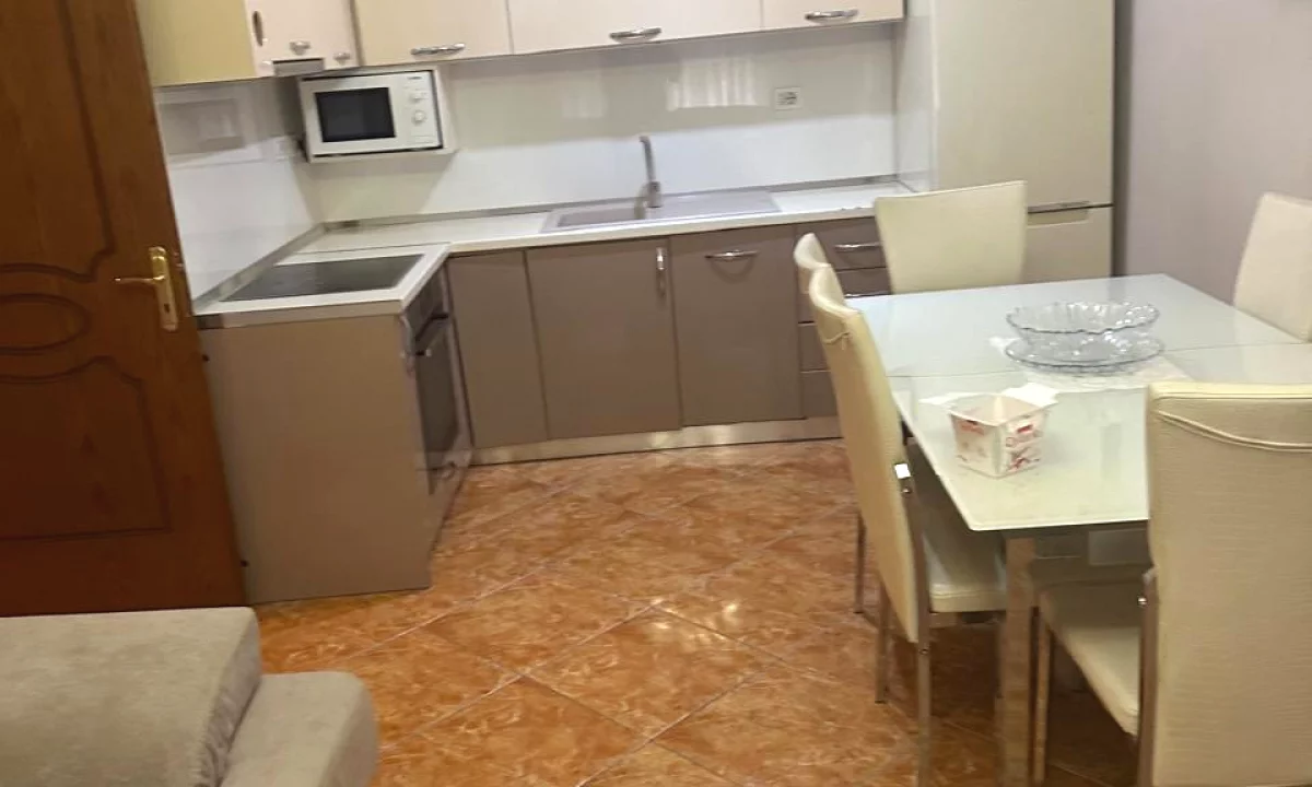 Shtepi me qera Apartament ne Tirane, 2+1, Mobilimi E mobiluar, Pagesa 700  Euro.