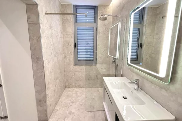 Shtepi ne shitje Apartament ne Tirane, 3+1, Mobilimi E mobiluar, Pagesa 125,000  Euro.