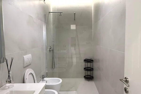 Shtepi ne shitje Apartament ne Tirane, 3+1, Mobilimi E mobiluar, Pagesa 125,000  Euro.