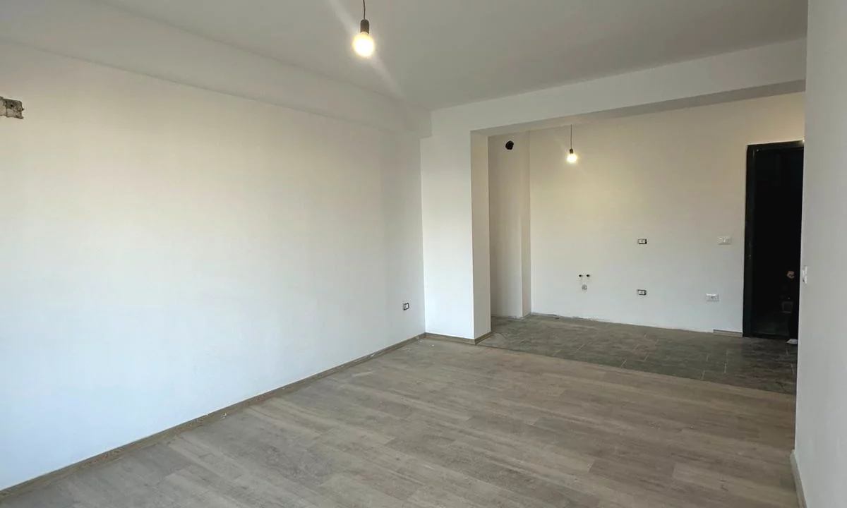 Shtepi ne shitje Apartament ne Tirane, 2+1, Mobilimi Bosh, pa mobiluar, Pagesa 183,000  Euro.