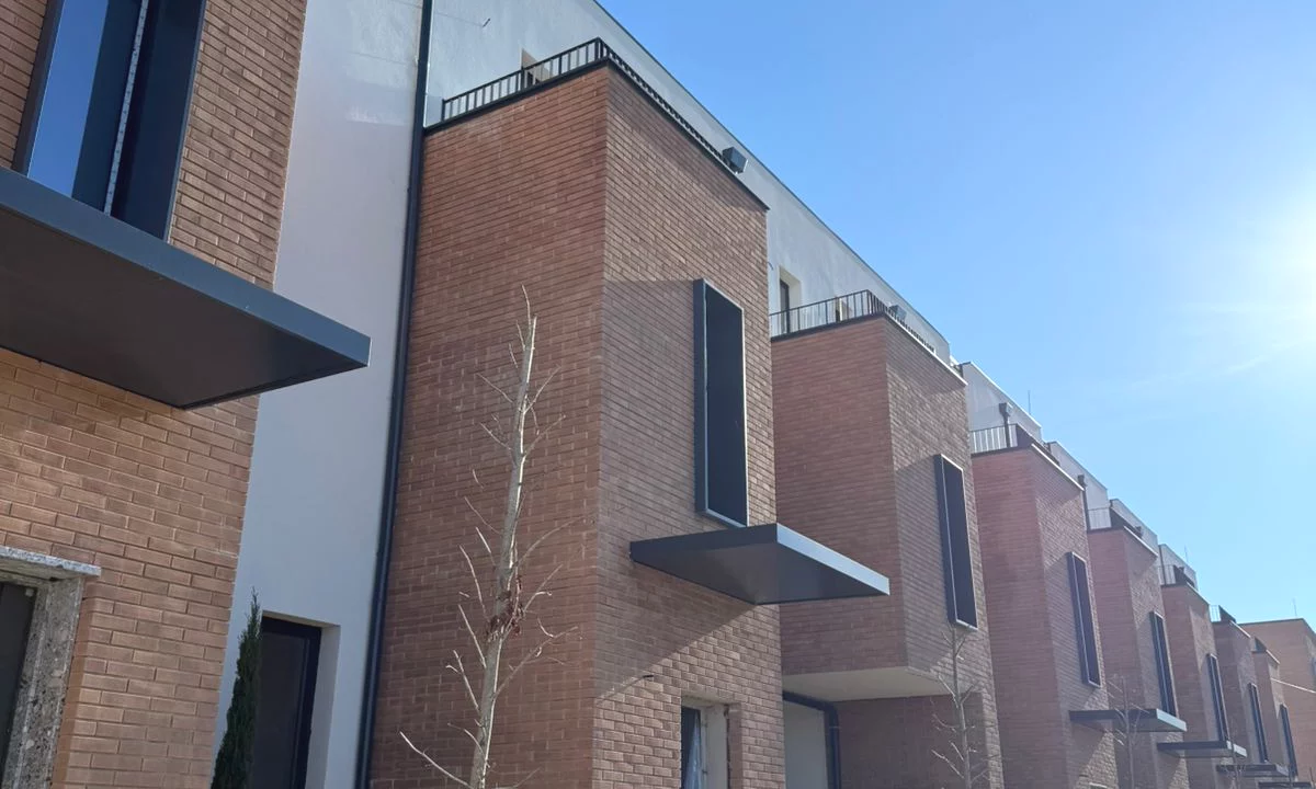 Shtepi ne shitje Duplex(shtepi me 2 kate) ne Tirane, 3+1, Mobilimi Bosh, pa mobiluar, Pagesa 545,000  Euro.