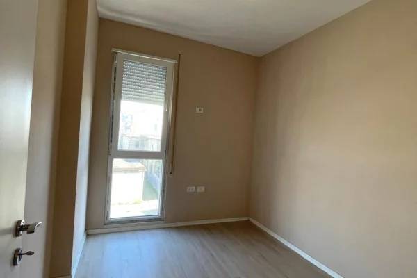 Shtepi ne shitje Apartament ne Tirane, 3+1, Mobilimi Pjeserisht e mobiluar, Pagesa 155,000  Euro.