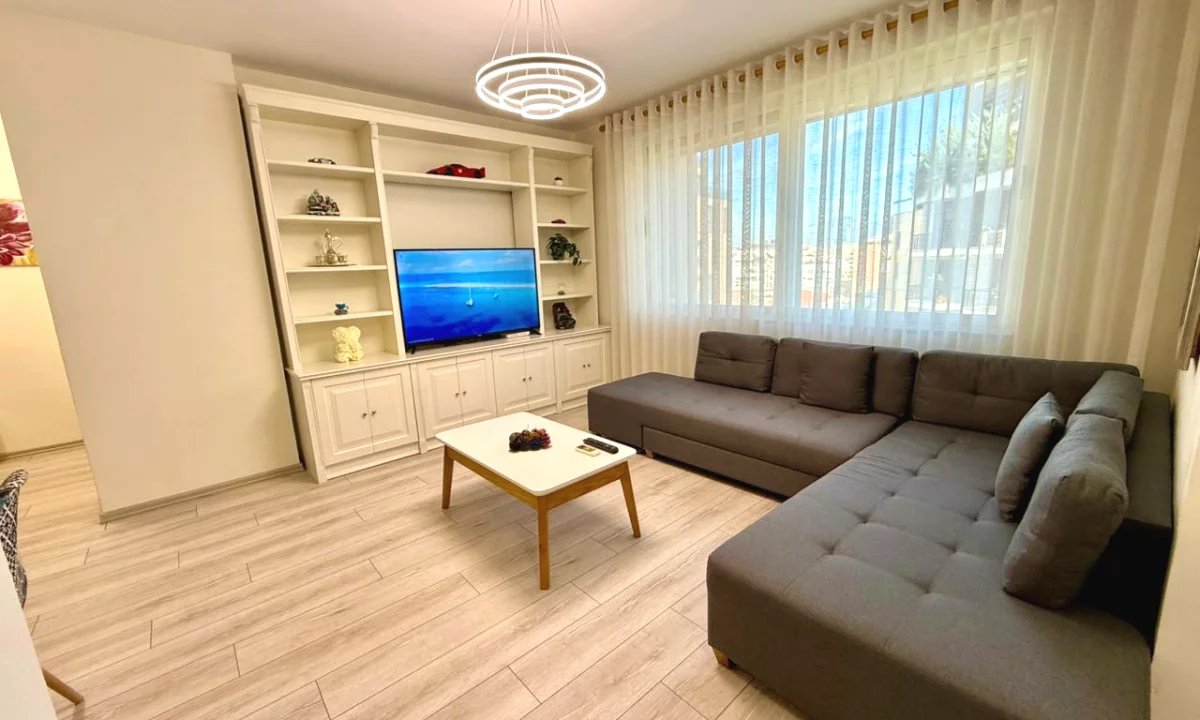 Shtepi me qera Apartament ne Tirane, 2+1, Mobilimi Pjeserisht e mobiluar, Pagesa 900  Euro.