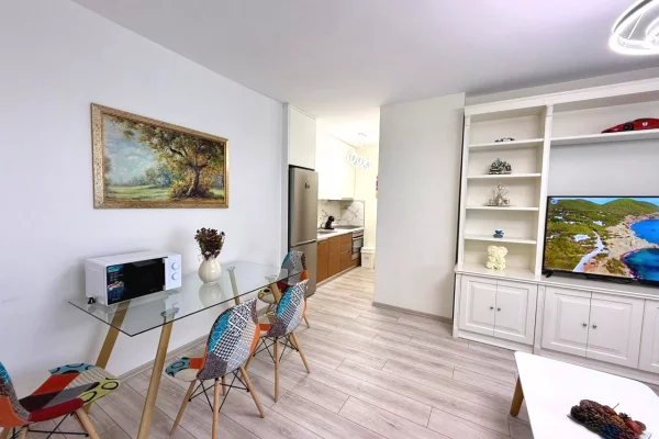 Shtepi me qera Apartament ne Tirane, 2+1, Mobilimi Pjeserisht e mobiluar, Pagesa 900  Euro.