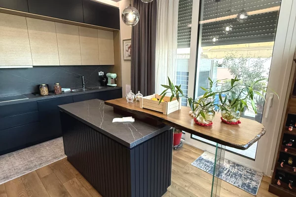 Attico(ultimo piano panoramico) in vendita a Tirana 3+1, Arredato