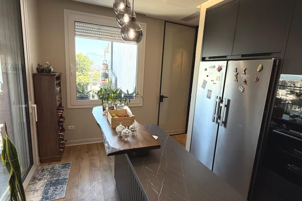 Attico(ultimo piano panoramico) in vendita a Tirana 3+1, Arredato