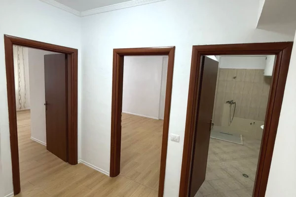 Shtepi ne shitje Apartament ne Tirane, 1+1, Mobilimi Bosh, pa mobiluar, Pagesa 91,000  Euro.