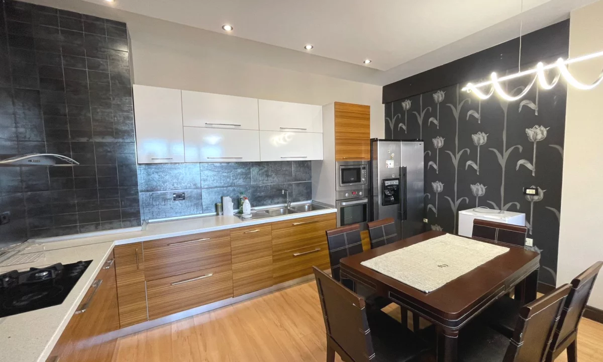 Shtepi ne shitje Apartament ne Tirane, 2+1, Mobilimi E mobiluar, Pagesa 157,000  Euro.