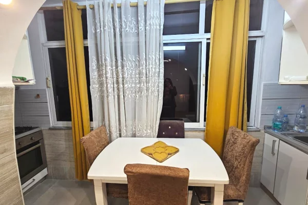 Shtepi me qera Apartament ne Tirane, 2+1, Mobilimi E mobiluar, Pagesa 50,000  Leke.