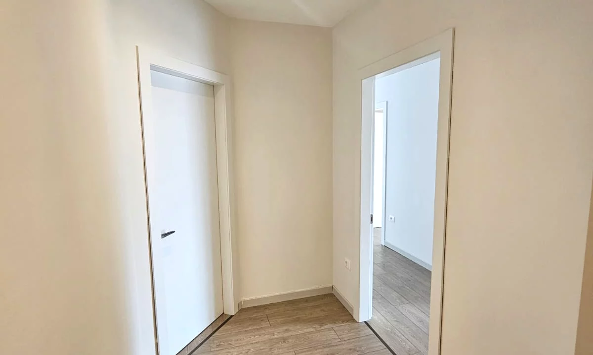 Shtepi ne shitje Apartament ne Tirane, 3+1, Mobilimi Bosh, pa mobiluar, Pagesa 295,000  Euro.