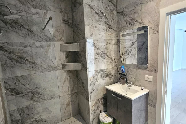 Shtepi ne shitje Apartament ne Tirane, 3+1, Mobilimi Bosh, pa mobiluar, Pagesa 295,000  Euro.