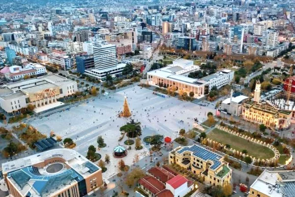 Ambient biznesi me qera 3+1 ne Tirane - 1,600,000 Leke